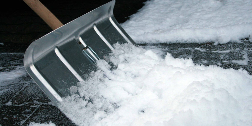 Schneeschaufel mit Schnee Schneeschaufel mit Schnee