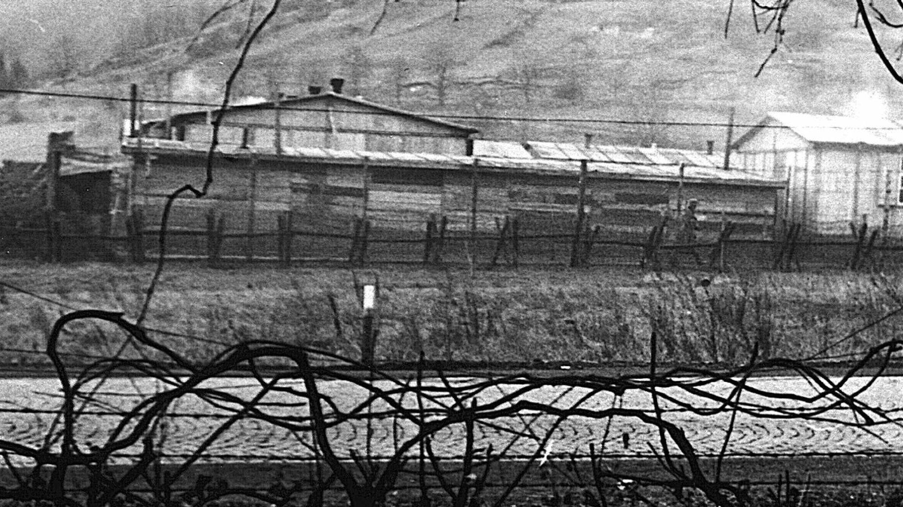 Das Barackenlager Neue Bremm, fotografiert von der gegenüberliegenden Straßenseite, undatiert, ca. 1942-1944