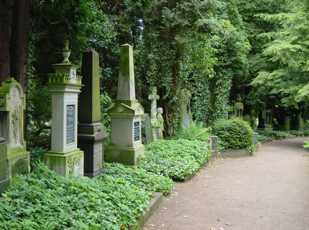 Ehrenfriedhof im Ehrental des Deutsch-Französischen Gartens 