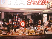 Die Schaufensterauslage des großen EDEKA-Geschäftes in der Saarbrücker Bahnhofstraße anlässlich einer der "Französischen Wochen" in den 1950/60er Jahren (Foto: Stadtarchiv, Slg. Schulthess)