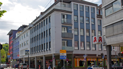 Gut erhaltenes 50er Jahre Gebäude-EnsembleIm Vordergrund die Eisenbahnstraße Nr. 23