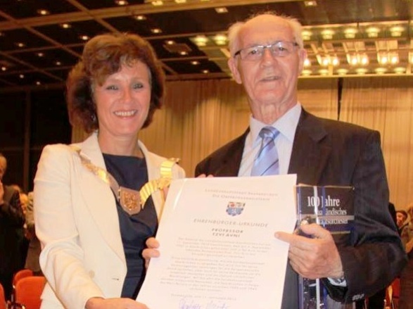 Die damalige  Oberbürgermeisterin Charlotte Britz überreichte 2012 Tzvi Avni die Ehrenbürger-Urkunde.