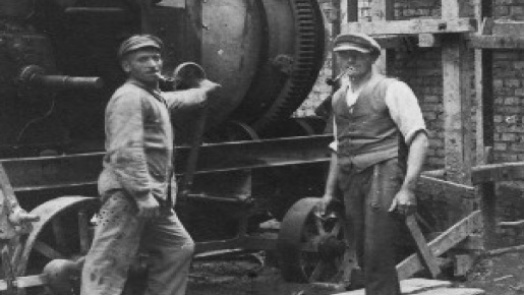 Historische Aufnahme: Arbeiter beim Hausbau im Sittersweg