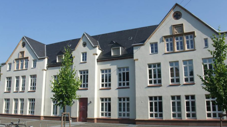 Stadtarchivgebäude vor blauem Gebäude