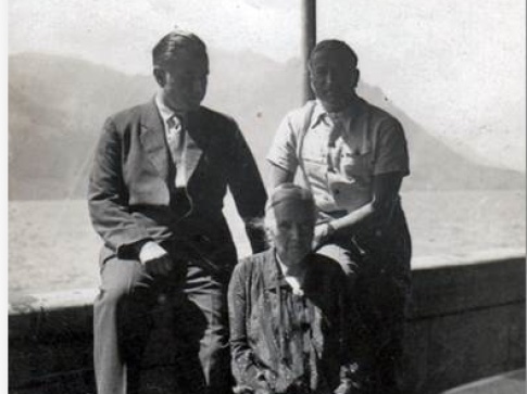 Max Braun, Mutter Braun und Heinz Braun auf der Seeterrasse des Hotel Beau-Séjour am Vierwaldstätter See, 1934