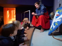Historisches Museum Saar: Kinder hören Ritter gespannt zu (Thomas Roessler)