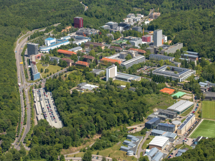 Der „Grüne Uni-Campus“ in Saarbrücken (Foto: Luftbildcentrum)