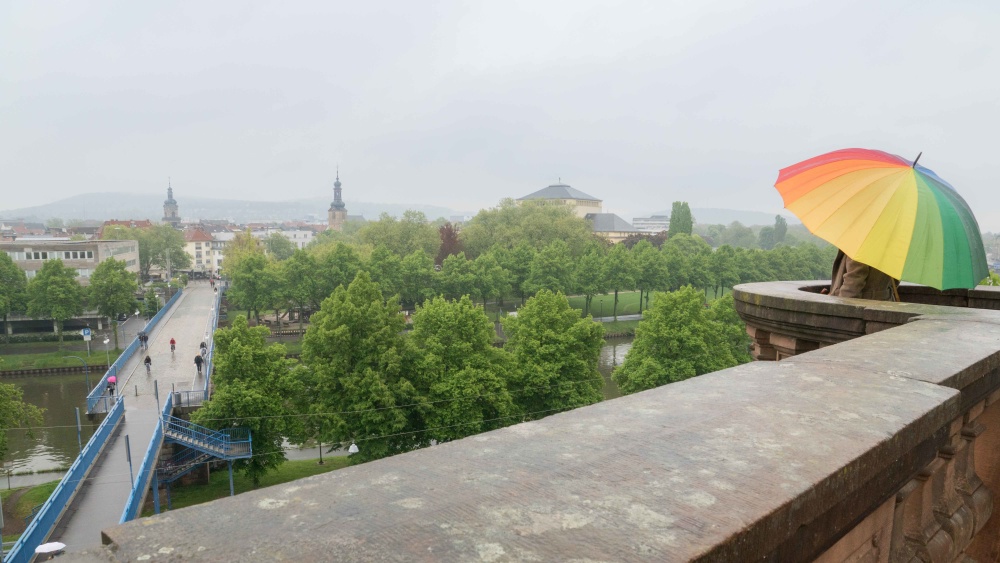 Auch bei Regen ein schöner Ausblick auf die Stadt - von der Schlossmauer zur Alten Brücke 
