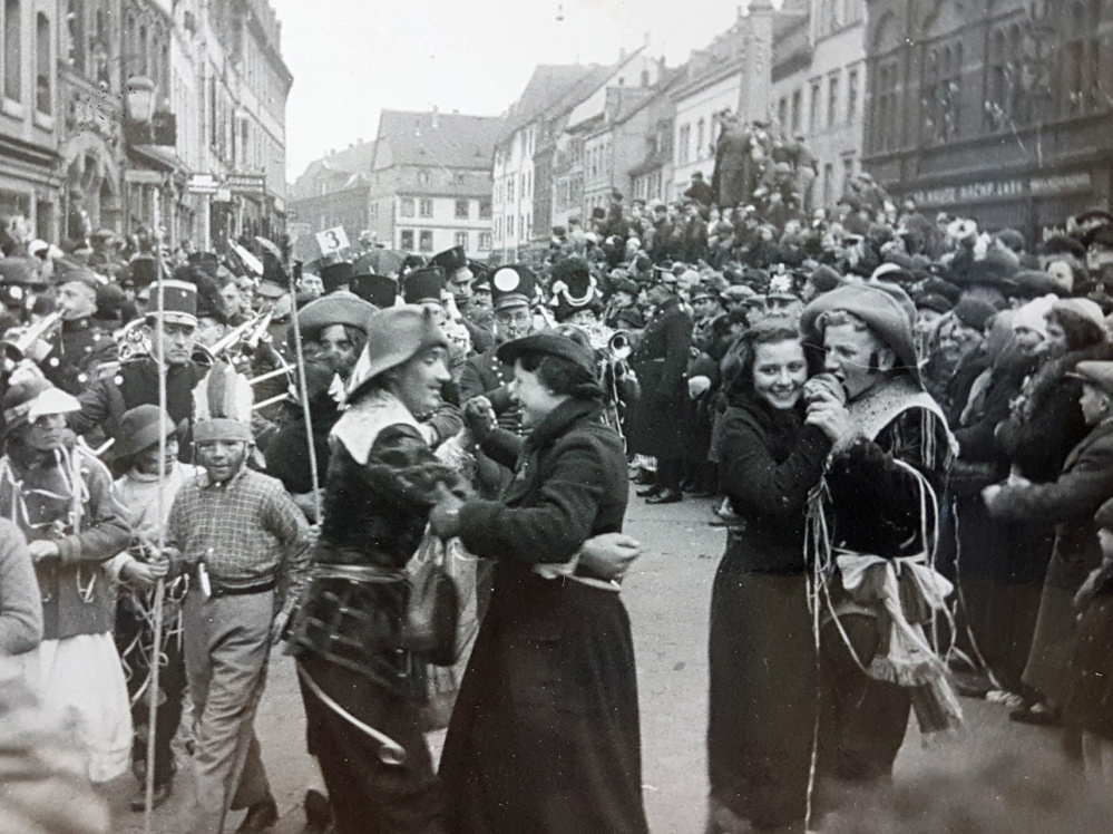 Historische Faschingsfotos: Faasend am St. Johanner Markt (Archiv Volker Mildenberger)