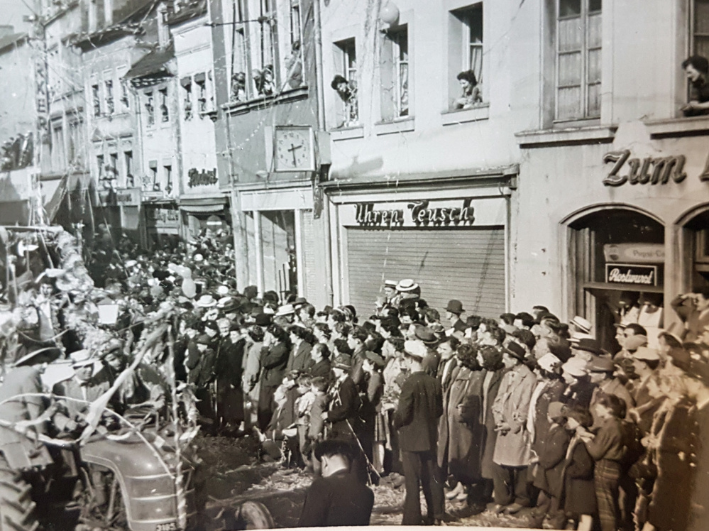 Historische Faschingsfotos: Faasend am St. Johanner Markt (Archiv Volker Mildenberger)
