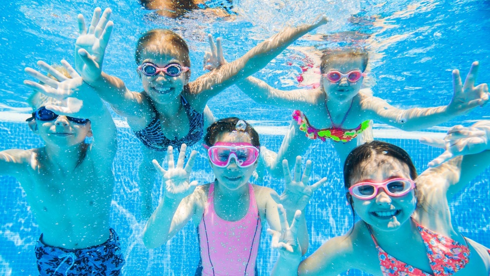 Kinder unter Wasser (Foto: YanLev/shutterstock)