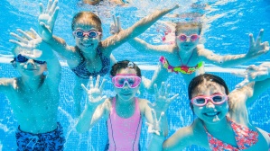 Kinder unter Wasser (Foto: YanLev/shutterstock)