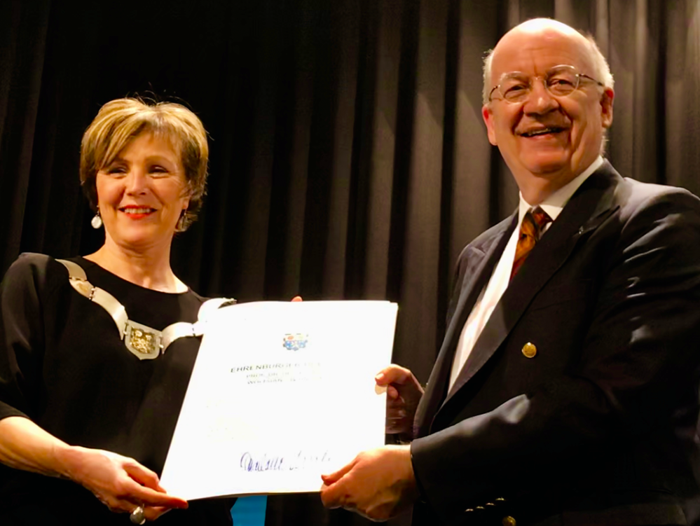 Die damalige Oberbürgermeisterin Charlotte Britz verleiht Prof. Wolfgang Wahlster die Ehrenbürgerschaft. 