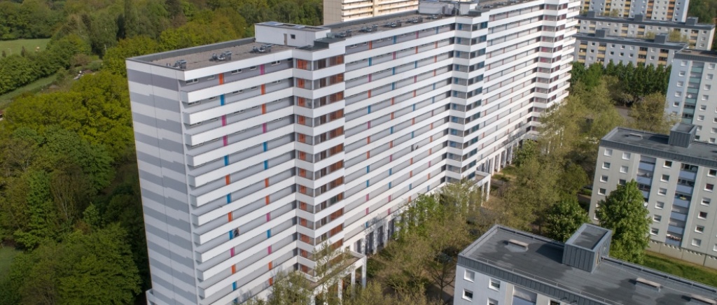 Luftbild Folsterhöhe Vogelsborn Luftbild saniertes Hochhaus 15 Etagen mit drei neuen Aufzugstürmen. Fassade weiß und grau, Streifen.