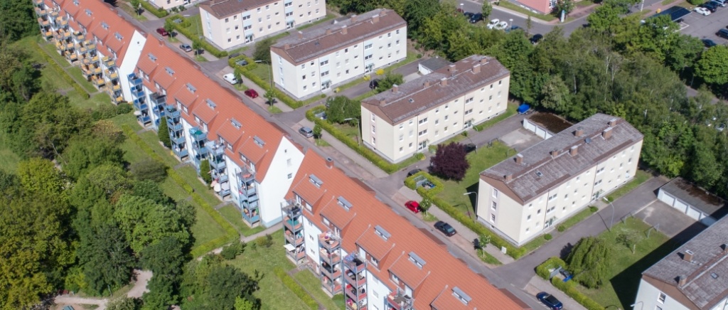 Luftbild Fenner Straße Altbauten mit sanierten Fassaden in weiß und angebauten Balkonen in gelb, blau und rot.
