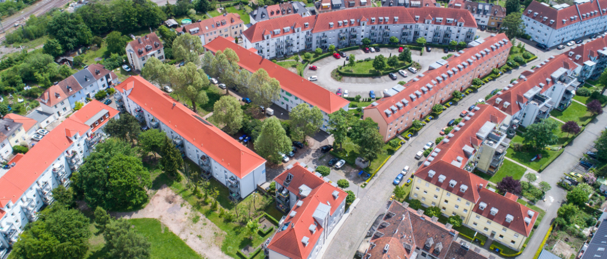 Luftbild Bülowviertel Sanierte Altbauten mit hellen Fassaden und neuen Dächern, dazwischen gestaltete Innenhofe mit Bewuchs.