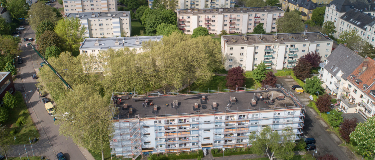 Luftbild Wackenberg Lehmkaulweg Mehrere Flachdachgebäude mit drei Etagen, dazwischen viele Grünflächen und Bäume.