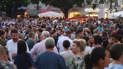 Impressionen vom Altstadtfest 2019, Samstag Menschenmenge, im Hintergrund Imbissstände