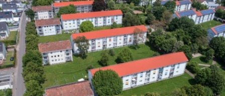 Sanierung und Umfeld Leipziger Wiesen sanierte Wohnhäuser mit 3 Etagen, Satteldächern, helle Fassaden. Rundum Grünflächen mit Bäumen
