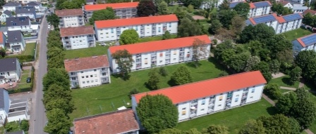 Sanierung und Umfeld Leipziger Wiesen sanierte Wohnhäuser mit 3 Etagen, Satteldächern, helle Fassaden. Rundum Grünflächen mit Bäumen
