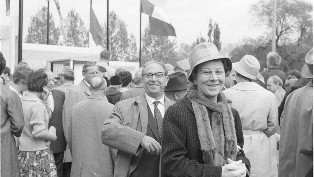 Strahlende Besucher bei der Eröffnung der Deutsch-Französischen Gartenschau am 23. April 1960