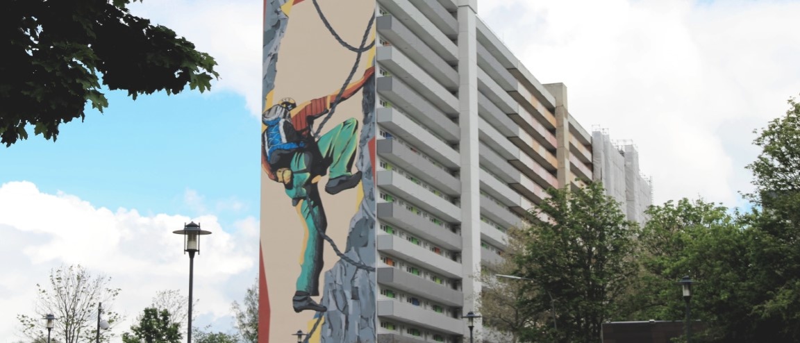 Königsbruch 1 Außenansicht 140 Meter langes Hochhaus mit 15 Etagen, saniert, vorne Laubengänge mit hellgrauen Brüstungen. Giebel mit Graffito, das einen Bergsteier zeigt.