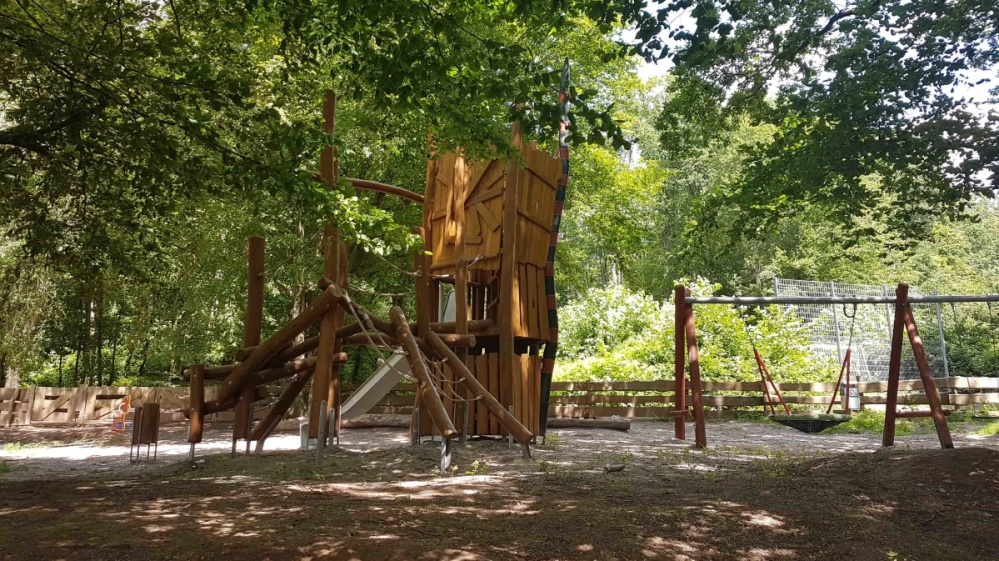 Mitten im Wald liegt der Spielplatz Lumpenberg in Altenkessel am Ende des Amselwegs. Auch bei heißen Temperaturen lässt es sich hier aushalten.