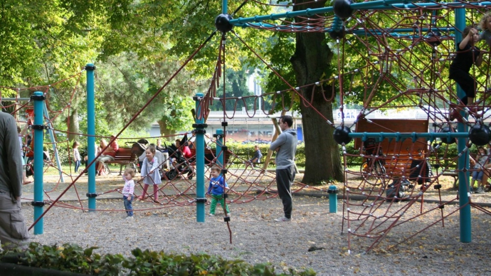 DER Spielplatz zum Sehen-und-Gesehen-Werden ist der Kinderspielplatz am Staden. Mit Cappuccino oder Bier in der Hand können Eltern hier nicht nur dem Nachwuchs, sondern auch vorbeiradelnden oder -joggenden Bekannten zuwinken.