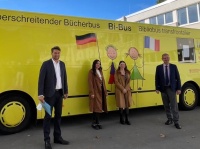 OB Conradt und Generalkonsul der Republik Frankreich im Saarland, Sébastien Girard, besuchen den grenzüberschreitenden Bücherbus mit zweisprachigen Angeboten für rund 40 Grundschulen im Eurodistrict.   