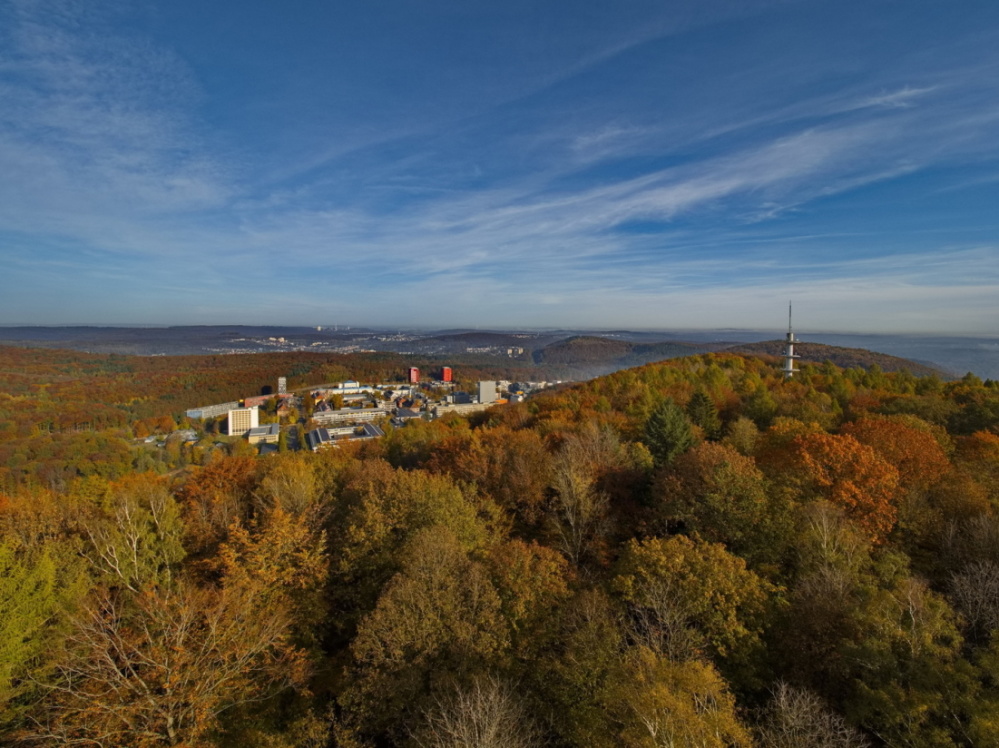 Schwarzenbergturm: Herbstlicher Blick auf Universität und Fernmeldeturm
