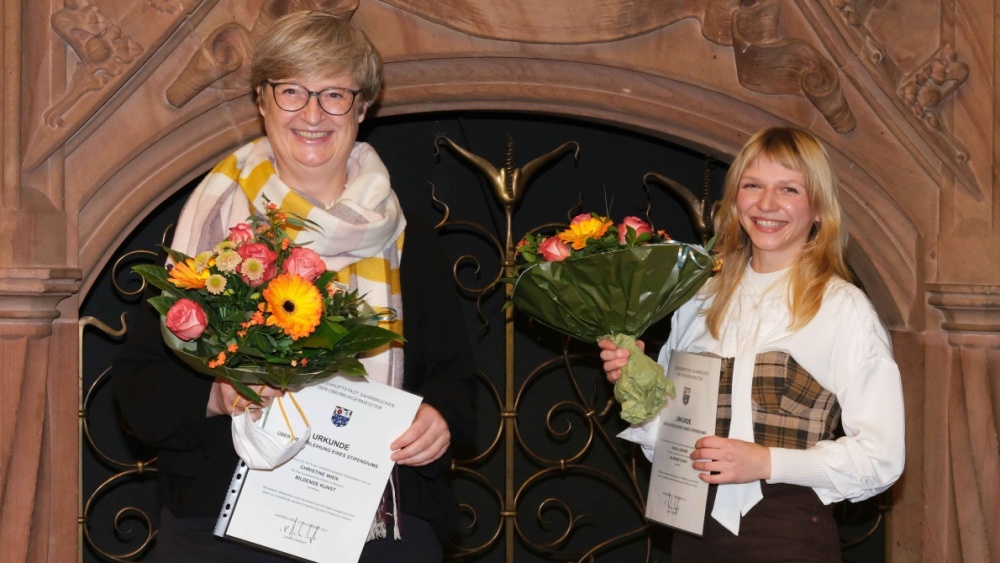 Verleihung der Förderstipendien 2020: Christine Wien (l.) und Darja Linder im Rathausfestsaal