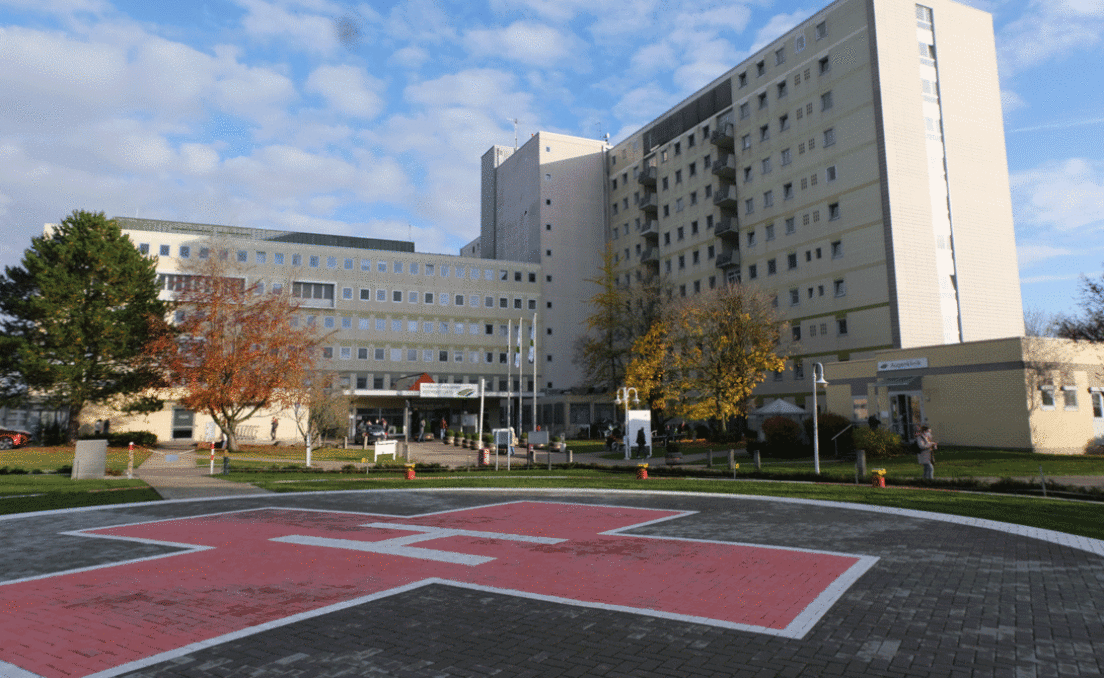 Hubschrauber Christoph 16 landet vor Klinikum