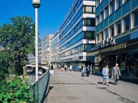 Mit der Berliner Promenade zur Jahreswende 1959/60 wurde Saarbrücken als Einkaufsstadt noch attraktiver. Die auf Stelzen errichtete Promenade faszinierte mit ihrer der Saar zugewandten Schauseite. 