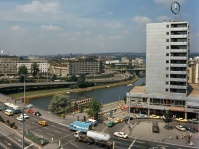 Mit dem Bau des Saarcenters (5.11.1968), des Karstadt-Kaufhauses (7.1.1970) und des IBM-Hochhauses sowie der Diskonto-Passage wurde Saarbrücken moderner. Das neue Saarcenter bildete den Abschluss der Berliner Promenade.