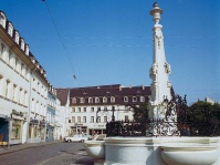 In den 1970er Jahren saniert Saarbrücken den St. Johanner Markt. Der Brunnen wurde wieder an seinen ursprünglichen Platz verlegt. Das Foto zeigt den Markt vor der Sanierung.  