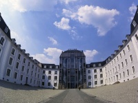 Schließlich setzte sich das Konzept einer Sanierung durch. 1989 präsentierte sich die Anlage als „Bürgerschloss“, gestaltet nach den Plänen von Gottfried Böhm mit einem modernen Mittelrisaliten.  