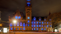 Rathaus mit blauer Beleuchtung 