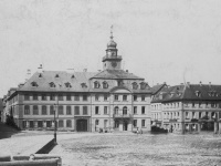 Das heutige Alte Rathaus am Schlossplatz, vollendet 1750, wurde als gemeinsames Rathaus der beiden Saarstädte Saarbrücken und St. Johann errichtet.