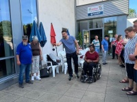 Zu Besuch bei den Seniorenfitnesstagen im Fechinger Schwimmbad - Sommertour des Oberbürgermeisters 2022