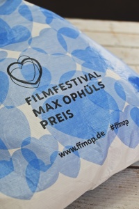 Ausschnitt Festivaltasche mit blauen Herzen und Logo