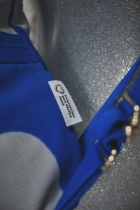 Weißes FFMOP Etikett von blauem Seesack