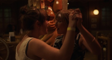 2 Frauen tanzen Hand in Hand in einer Bar
