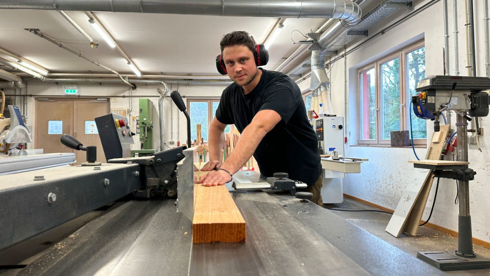 Holzmechaniker Steven Marx in der Werkstatt