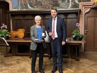 Verleihung der Bürgermedaille 2022: OB Uwe Conradt verleiht Antonia Schneider-Kerle vom Frauennotruf Saarland Urkunde und Medaille