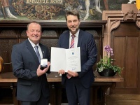 Verleihung der Bürgermedaille 2022: OB Uwe Conradt verleiht Dirk Pirritano Urkunde und Medaille