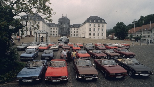 Treffen des Peugeot 504 Coupé und Cabriolet-Clubs vor dem Saarbrücker Schloss, Anfang der 1990er Jahre. 