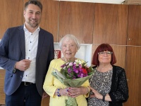 OB Conradt hat Irmgard Liehl (mitte) gemeinsam mit Anita Morschette-Sarg zum 101. Geburtstag gratuliert. 