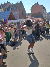 Tanz einer Besucherin des Marktes