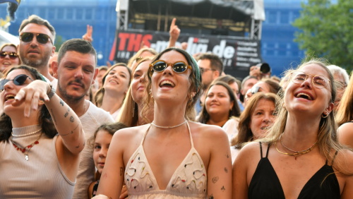 Lachendes Publikum bei Konzert