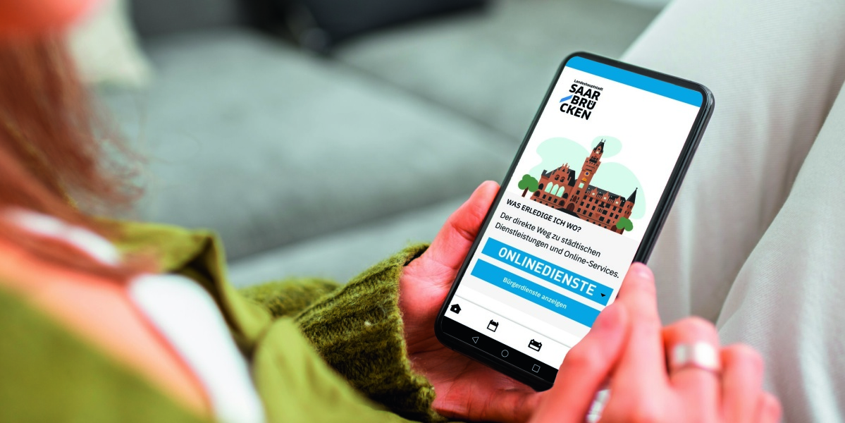 Smartphone mit dem Rathaus St. Johann